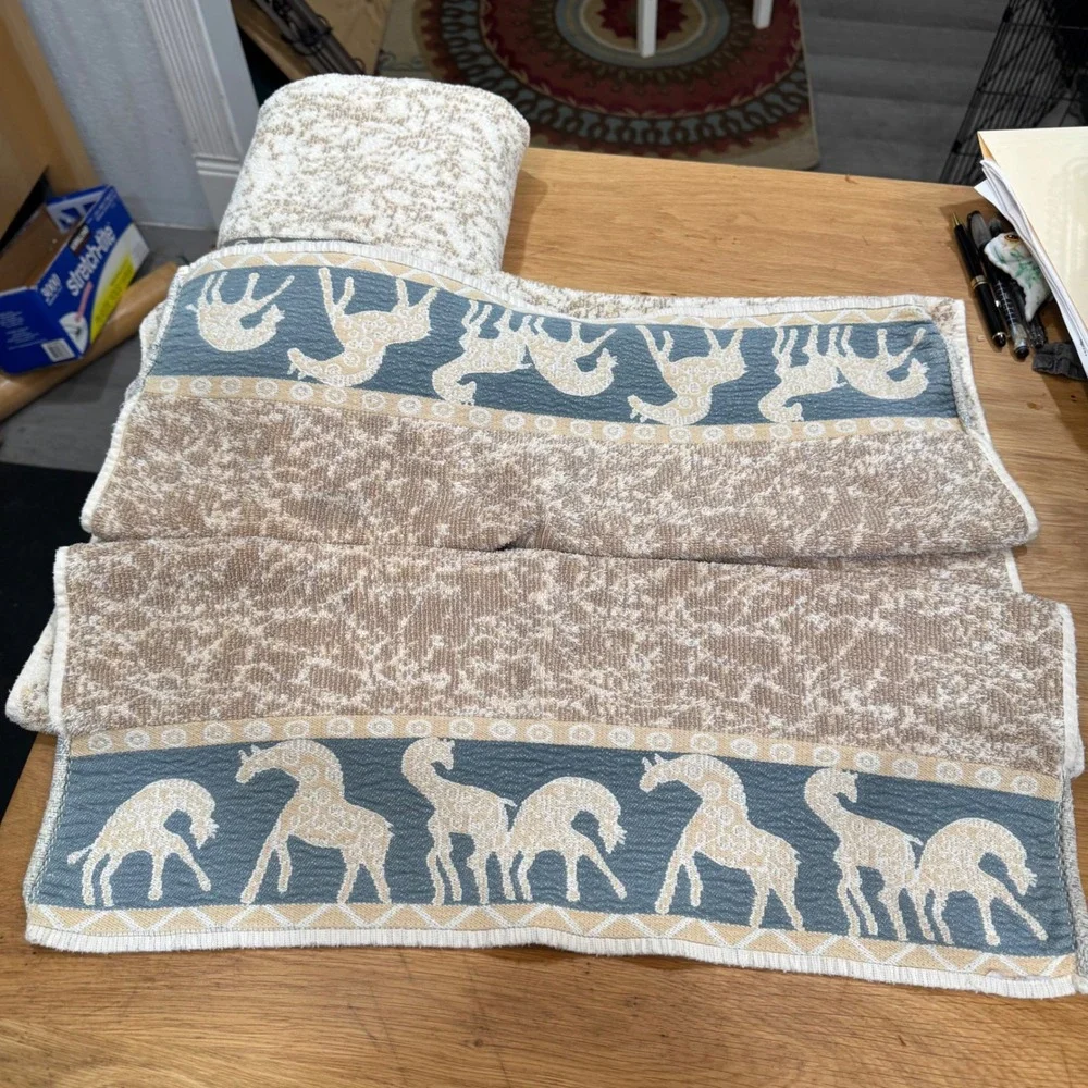 Vintage Giraffe Safari Bath Towels Set of 2 Blue‎ Beige Cotton Jacquard Border